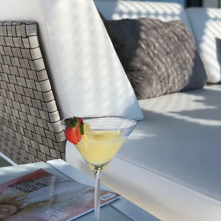 Flamingos Tee 6 Apartment