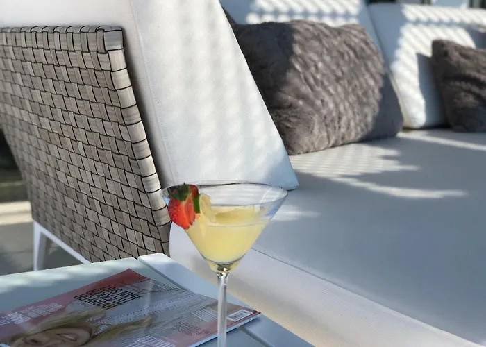 Flamingos Tee 6 Apartment